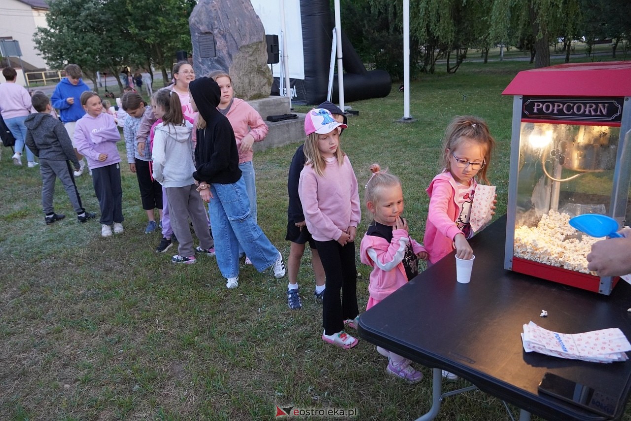 Letnie Kino Plenerowe w Olszewie-Borkach „Emma i czarny jaguar” [4.07.2025] - zdjęcie #20 - eOstroleka.pl