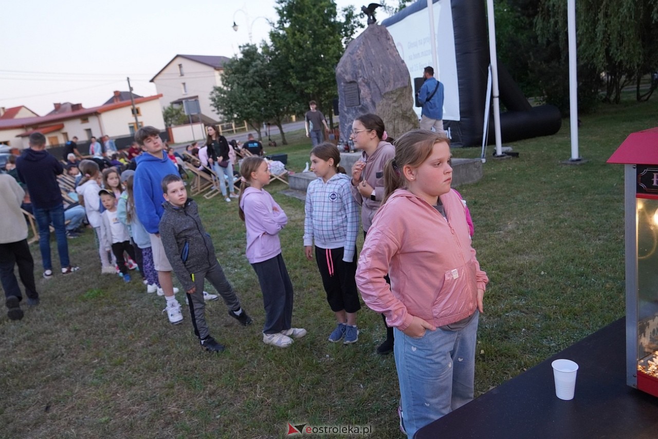 Letnie Kino Plenerowe w Olszewie-Borkach „Emma i czarny jaguar” [4.07.2025] - zdjęcie #15 - eOstroleka.pl