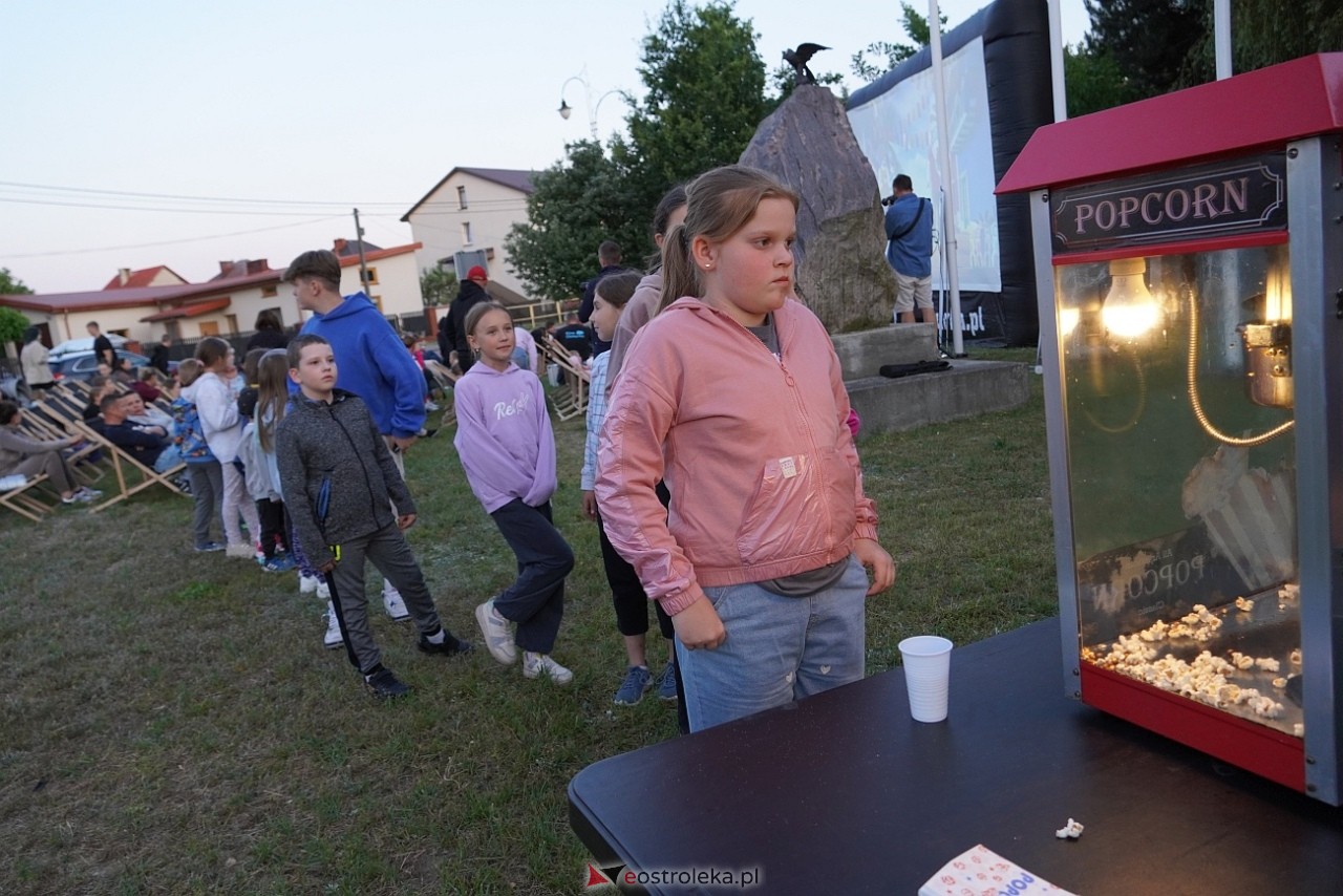 Letnie Kino Plenerowe w Olszewie-Borkach „Emma i czarny jaguar” [4.07.2025] - zdjęcie #14 - eOstroleka.pl