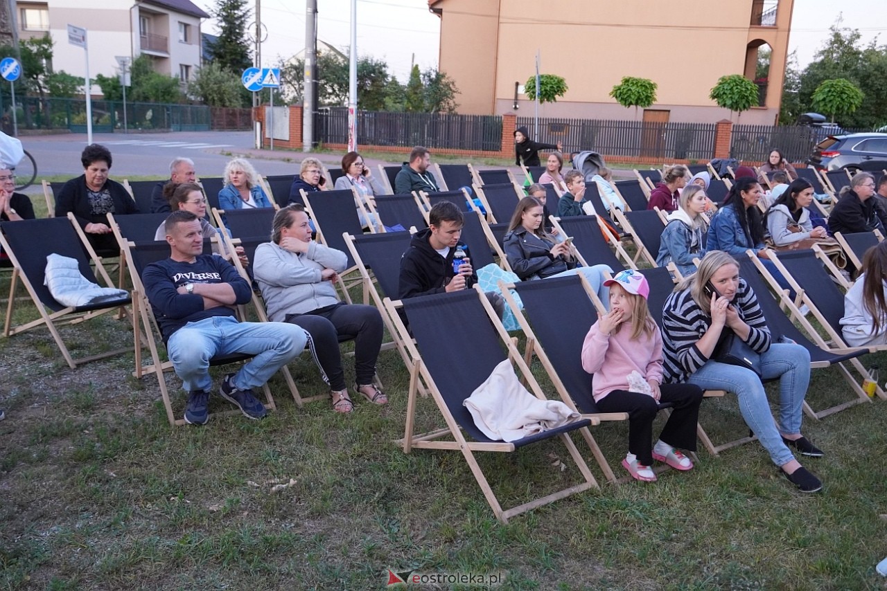 Letnie Kino Plenerowe w Olszewie-Borkach „Emma i czarny jaguar” [4.07.2025] - zdjęcie #12 - eOstroleka.pl