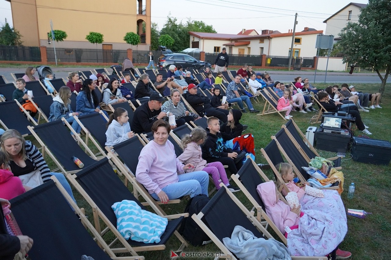 Letnie Kino Plenerowe w Olszewie-Borkach „Emma i czarny jaguar” [4.07.2025] - zdjęcie #10 - eOstroleka.pl