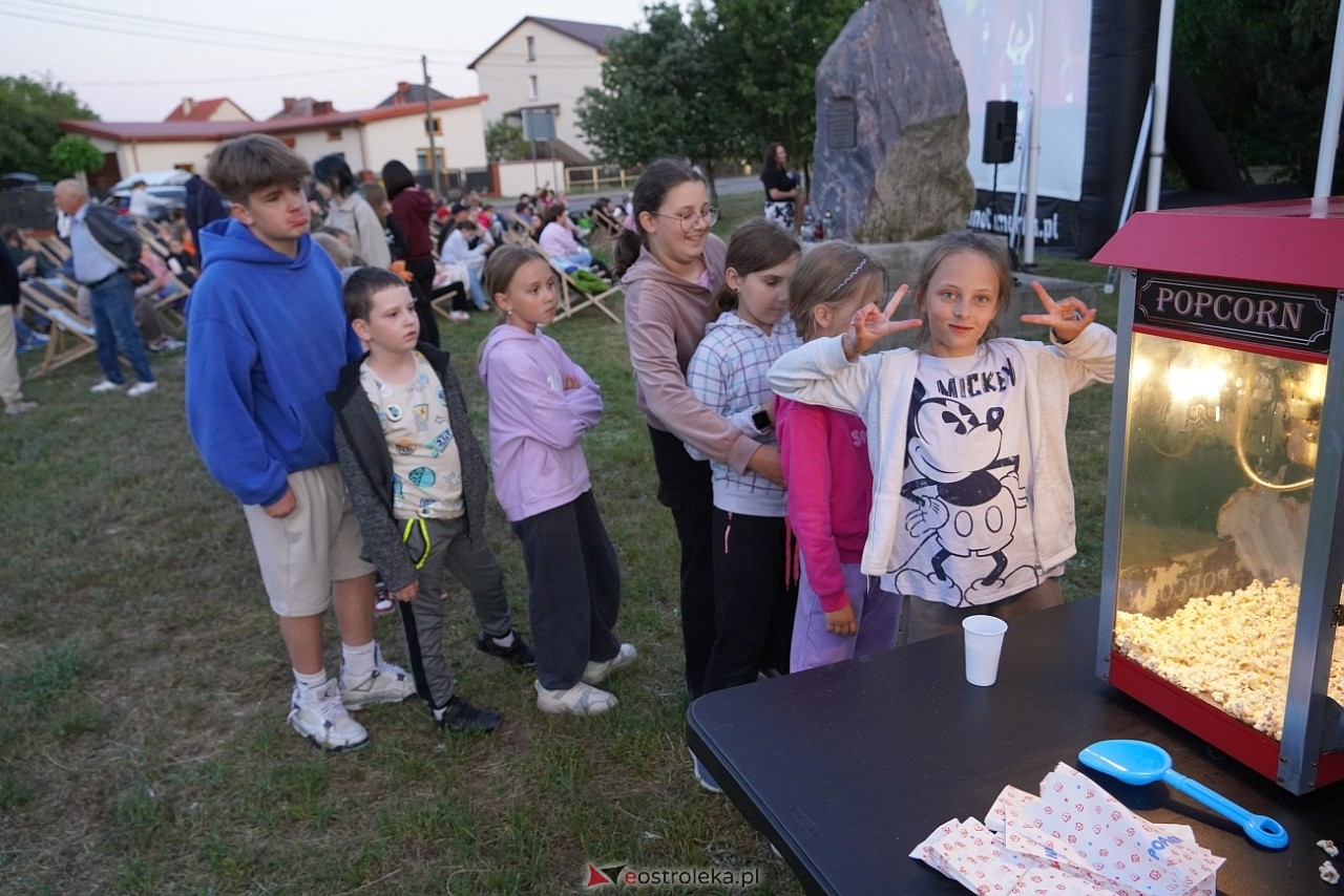Letnie Kino Plenerowe w Olszewie-Borkach „Emma i czarny jaguar” [4.07.2025] - zdjęcie #8 - eOstroleka.pl
