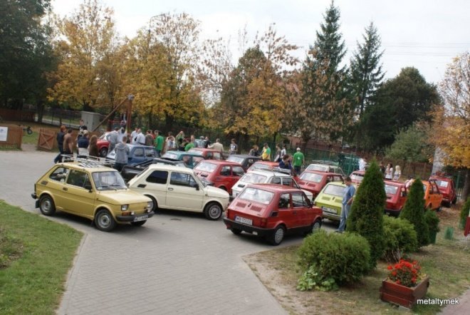 Ostrołęcki klub miłośników fiata 126p  - Terytorium 126p odwiedził Pułtusk - fot. Terytorium 126p (10.X.2011) - zdjęcie #6 - eOstroleka.pl