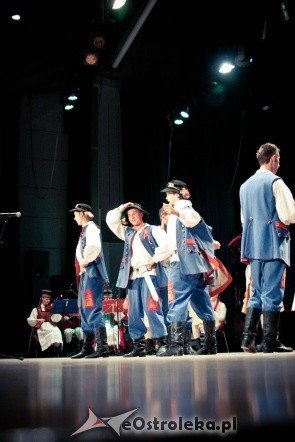 Koncert jublieuszowy z okazji 45 lecia Zespołu Pieśni i Tańca Kurpie (8.X.2011) - zdjęcie #42 - eOstroleka.pl