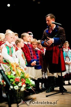 Koncert jublieuszowy z okazji 45 lecia Zespołu Pieśni i Tańca Kurpie (8.X.2011) - zdjęcie #16 - eOstroleka.pl