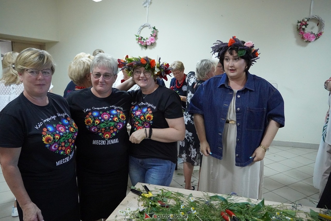 Plecenie wianków na powitanie lata w Milewie Wielkim [5.06.2025] - zdjęcie #28 - eOstroleka.pl