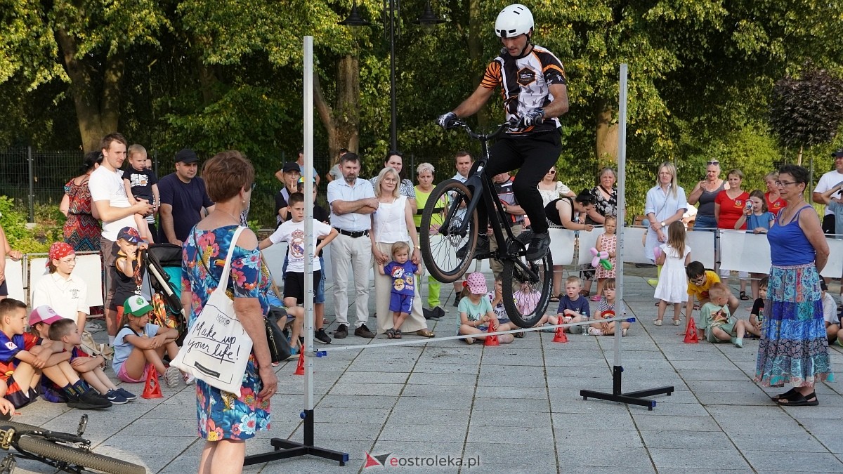 Pokaz akrobacji rowerowych w Troszynie [06.07.2025] - zdjęcie #17 - eOstroleka.pl