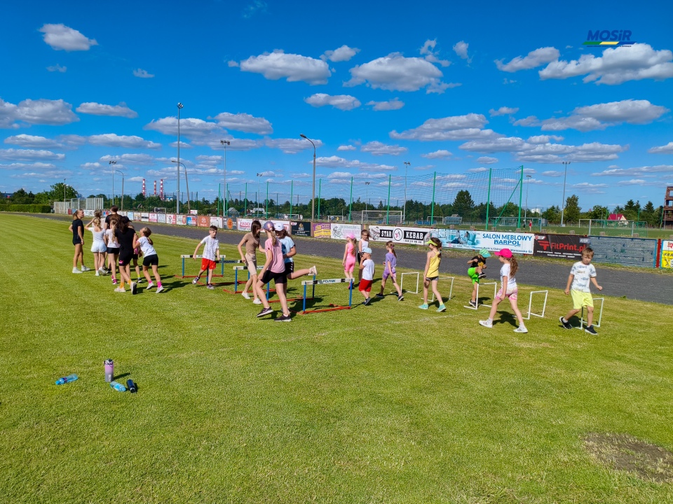 Sportowe wakacje w mieście - zajęcia lekkiej atletyki, fot. MOSIR Ostrołęka - zdjęcie #17 - eOstroleka.pl