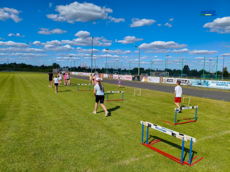 Sportowe wakacje w mieście - zajęcia lekkiej atletyki, fot. MOSIR Ostrołęka - zdjęcie #16 - eOstroleka.pl