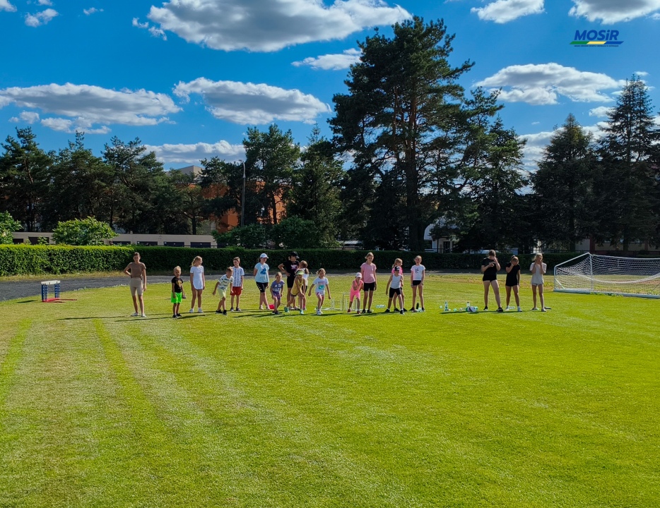 Sportowe wakacje w mieście - zajęcia lekkiej atletyki, fot. MOSIR Ostrołęka - zdjęcie #15 - eOstroleka.pl