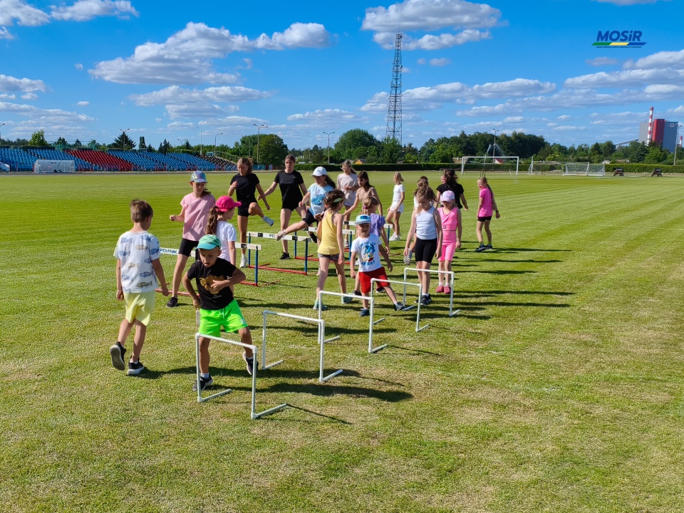 Sportowe wakacje w mieście - zajęcia lekkiej atletyki, fot. MOSIR Ostrołęka - zdjęcie #14 - eOstroleka.pl