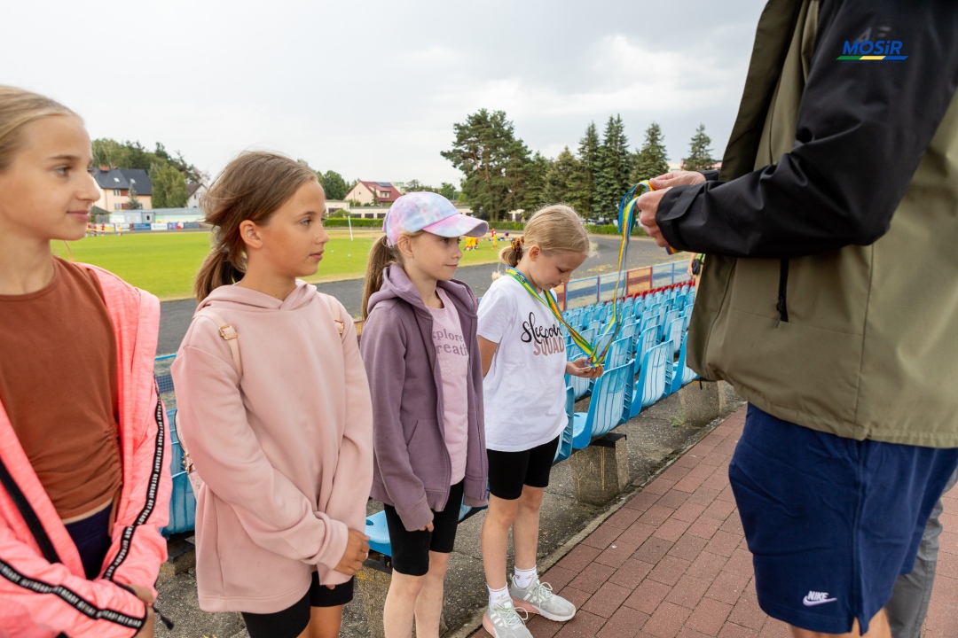 Sportowe wakacje w mieście - zajęcia lekkiej atletyki, fot. MOSIR Ostrołęka - zdjęcie #12 - eOstroleka.pl