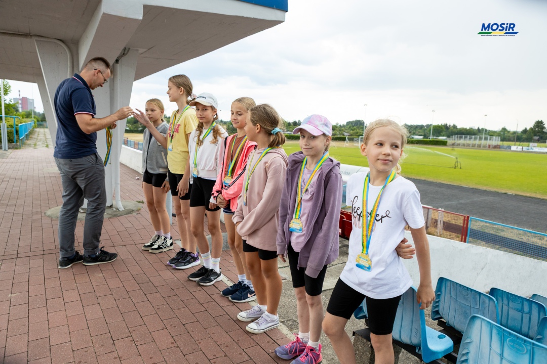 Sportowe wakacje w mieście - zajęcia lekkiej atletyki, fot. MOSIR Ostrołęka - zdjęcie #10 - eOstroleka.pl