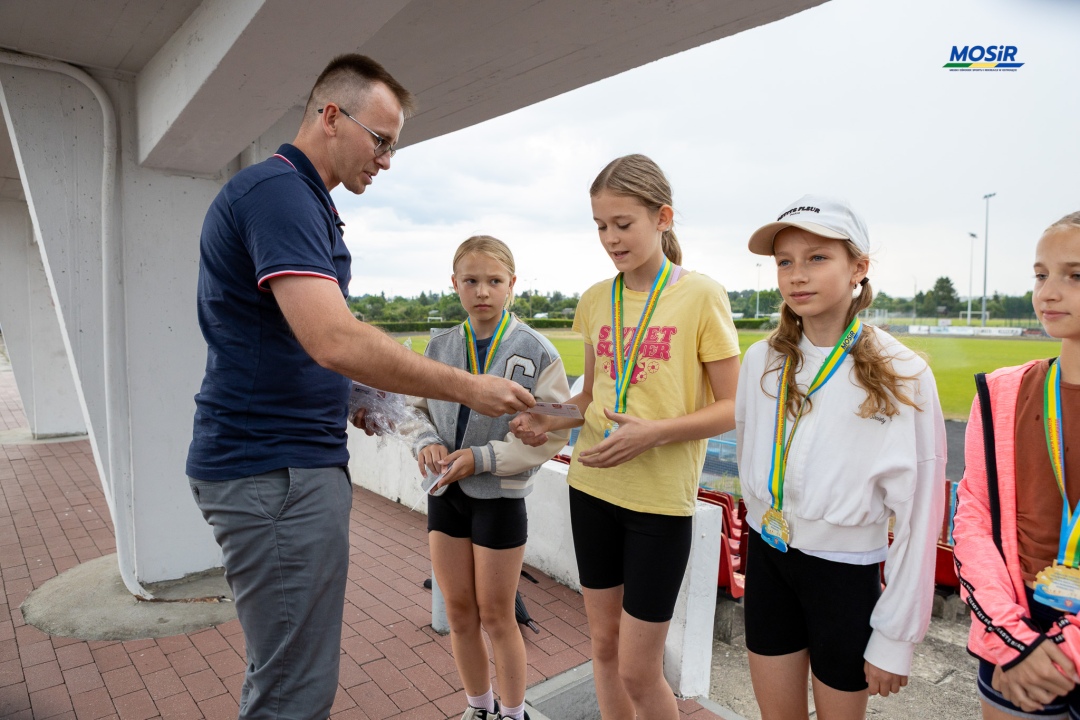 Sportowe wakacje w mieście - zajęcia lekkiej atletyki, fot. MOSIR Ostrołęka - zdjęcie #6 - eOstroleka.pl