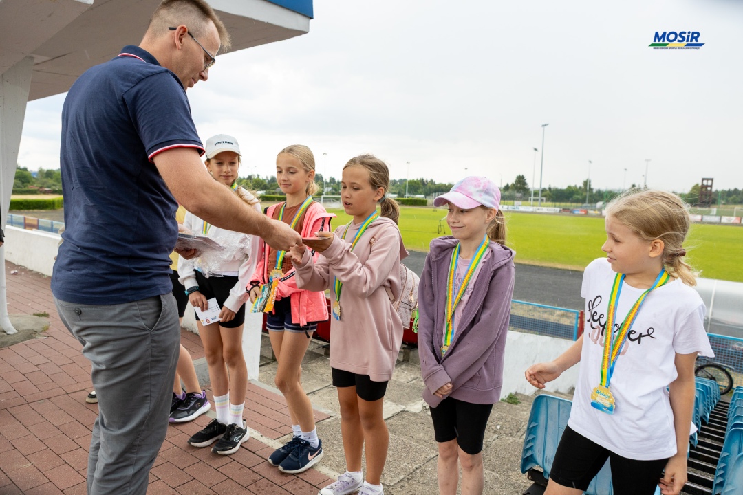 Sportowe wakacje w mieście - zajęcia lekkiej atletyki, fot. MOSIR Ostrołęka - zdjęcie #5 - eOstroleka.pl