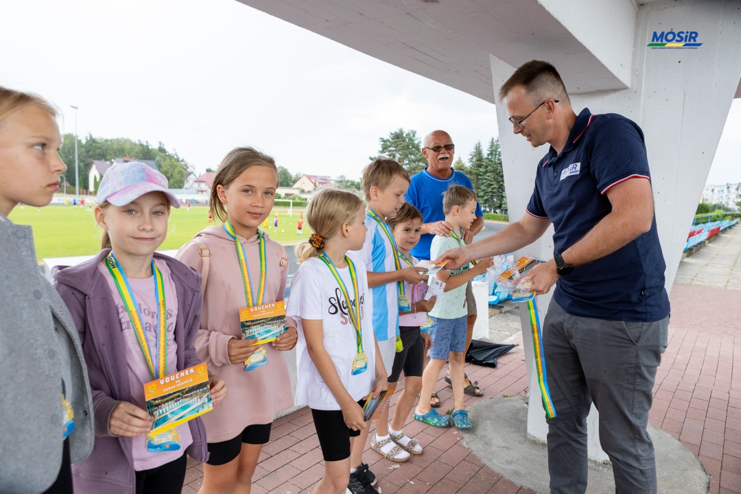 Sportowe wakacje w mieście - zajęcia lekkiej atletyki, fot. MOSIR Ostrołęka - zdjęcie #2 - eOstroleka.pl