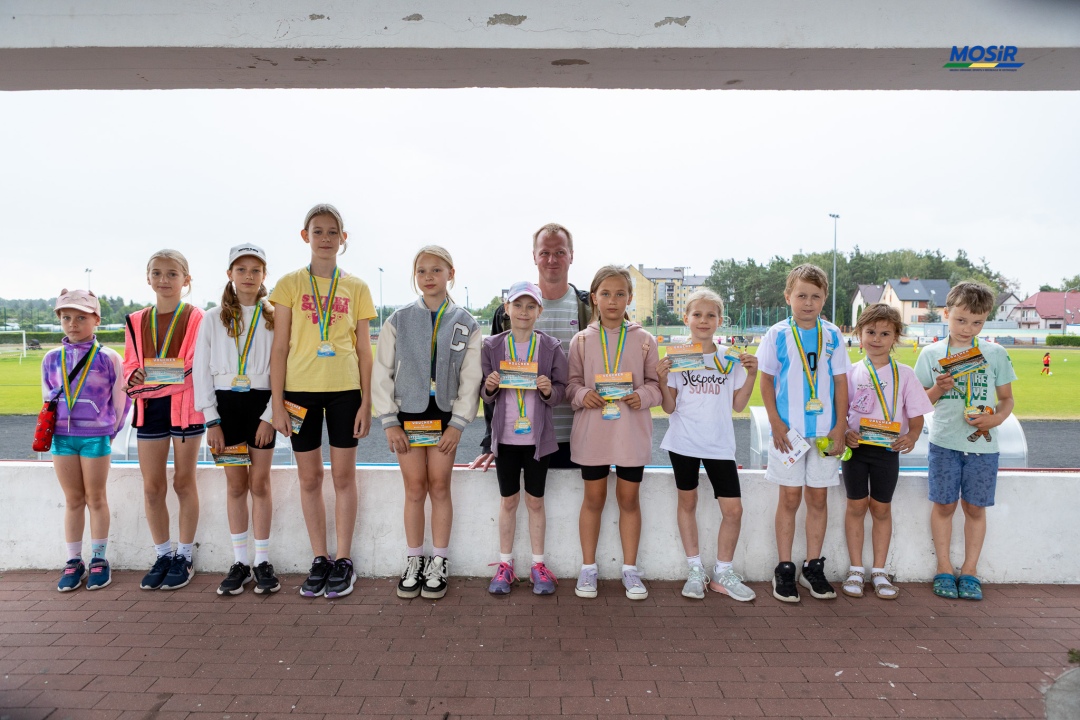 Sportowe wakacje w mieście - zajęcia lekkiej atletyki, fot. MOSIR Ostrołęka - zdjęcie #1 - eOstroleka.pl