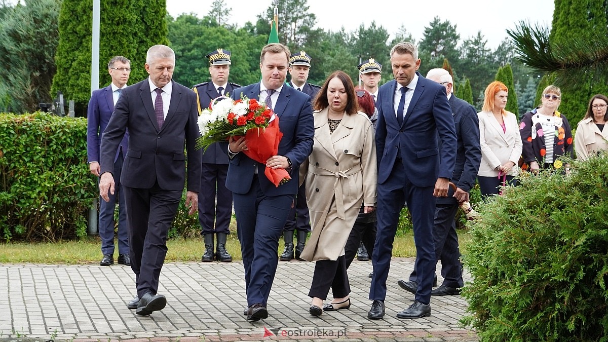Miejskie obchody Dnia Pamięci o Polakach – Ofiarach Ludobójstwa dokonanego przez OUN i UPA [11.07.2025] - zdjęcie #17 - eOstroleka.pl