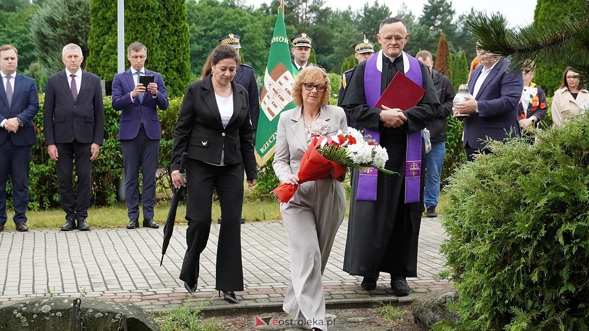 Miejskie obchody Dnia Pamięci o Polakach – Ofiarach Ludobójstwa dokonanego przez OUN i UPA [11.07.2025] - zdjęcie #2 - eOstroleka.pl
