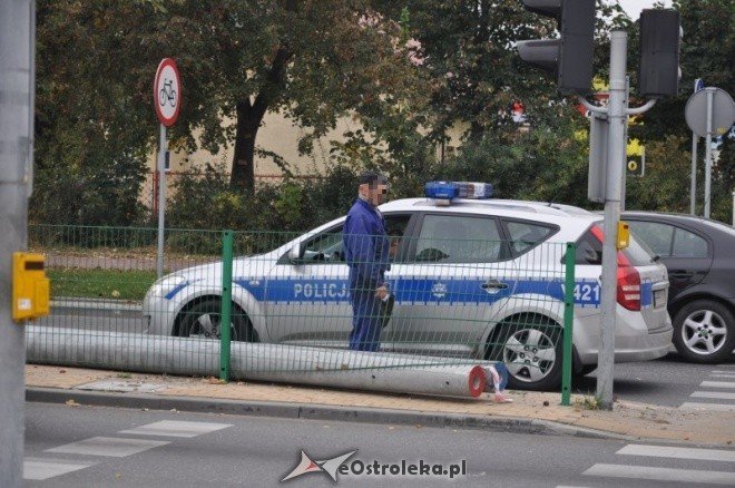 Zdarzenie na skrzyżowaniu Traugutta i Witosa: Betonowe słupy blokowały drogę (10.X.2011) - zdjęcie #1 - eOstroleka.pl