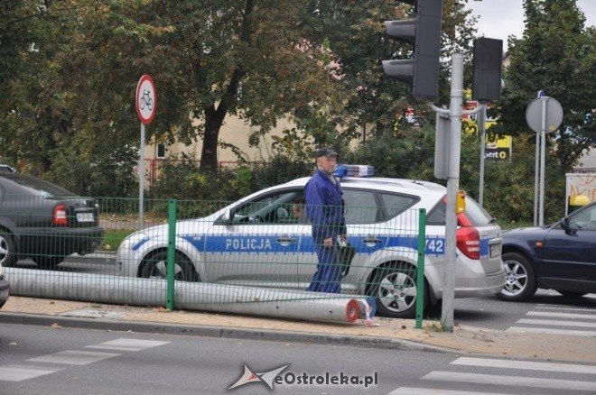 Zdarzenie na skrzyżowaniu Traugutta i Witosa: Betonowe słupy blokowały drogę (10.X.2011) - zdjęcie #2 - eOstroleka.pl