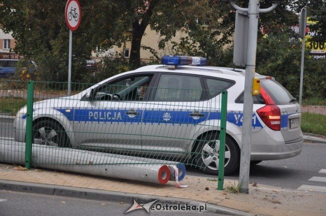 Zdarzenie na skrzyżowaniu Traugutta i Witosa: Betonowe słupy blokowały drogę (10.X.2011) - zdjęcie #23 - eOstroleka.pl