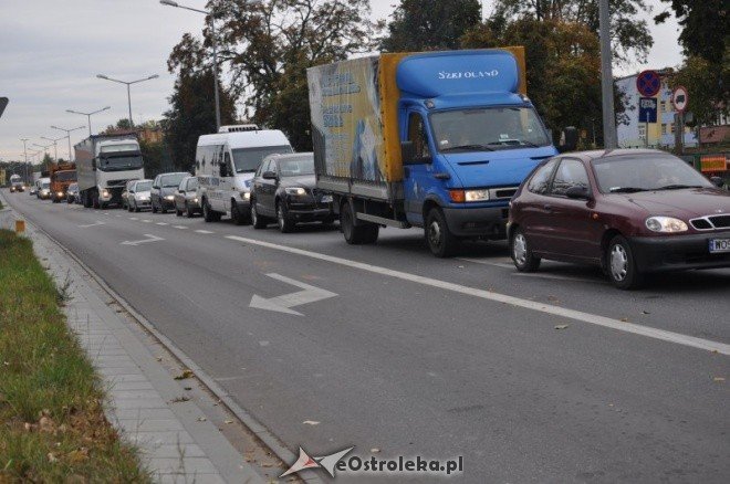 Zdarzenie na skrzyżowaniu Traugutta i Witosa: Betonowe słupy blokowały drogę (10.X.2011) - zdjęcie #22 - eOstroleka.pl