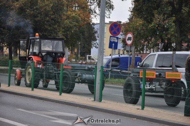 Zdarzenie na skrzyżowaniu Traugutta i Witosa: Betonowe słupy blokowały drogę (10.X.2011) - zdjęcie #5 - eOstroleka.pl