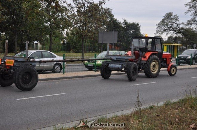 Zdarzenie na skrzyżowaniu Traugutta i Witosa: Betonowe słupy blokowały drogę (10.X.2011) - zdjęcie #19 - eOstroleka.pl