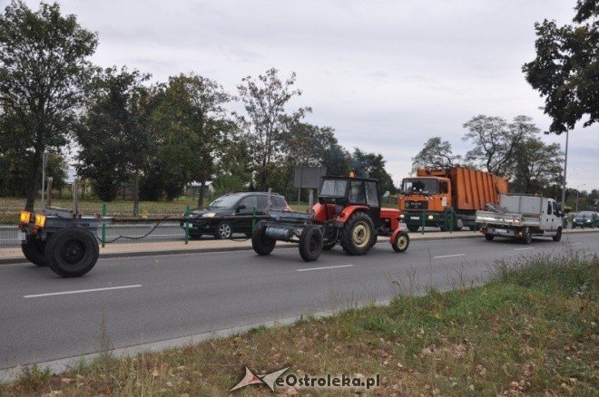 Zdarzenie na skrzyżowaniu Traugutta i Witosa: Betonowe słupy blokowały drogę (10.X.2011) - zdjęcie #8 - eOstroleka.pl