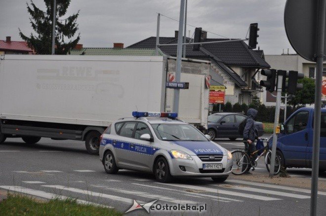 Zdarzenie na skrzyżowaniu Traugutta i Witosa: Betonowe słupy blokowały drogę (10.X.2011) - zdjęcie #9 - eOstroleka.pl