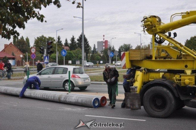 Zdarzenie na skrzyżowaniu Traugutta i Witosa: Betonowe słupy blokowały drogę (10.X.2011) - zdjęcie #10 - eOstroleka.pl