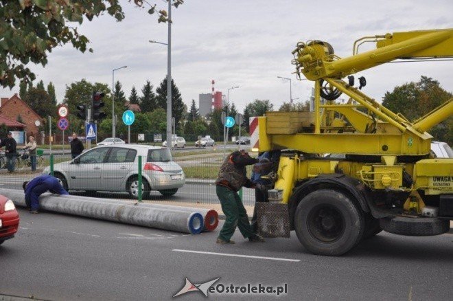 Zdarzenie na skrzyżowaniu Traugutta i Witosa: Betonowe słupy blokowały drogę (10.X.2011) - zdjęcie #15 - eOstroleka.pl