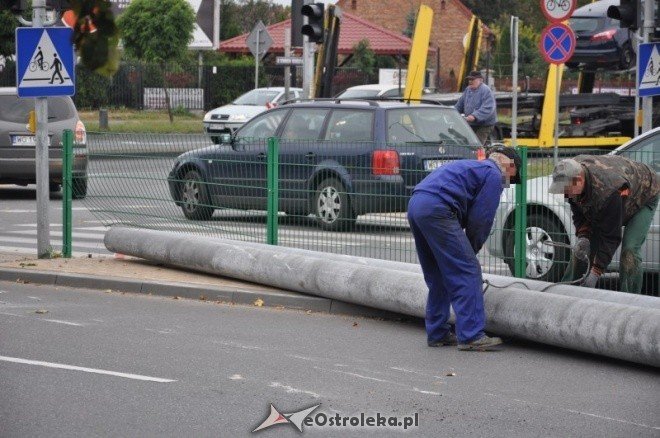 Zdarzenie na skrzyżowaniu Traugutta i Witosa: Betonowe słupy blokowały drogę (10.X.2011) - zdjęcie #13 - eOstroleka.pl