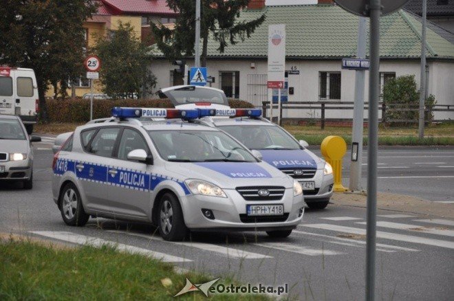 Zdarzenie na skrzyżowaniu Traugutta i Witosa: Betonowe słupy blokowały drogę (10.X.2011) - zdjęcie #14 - eOstroleka.pl