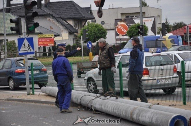 Zdarzenie na skrzyżowaniu Traugutta i Witosa: Betonowe słupy blokowały drogę (10.X.2011) - zdjęcie #11 - eOstroleka.pl