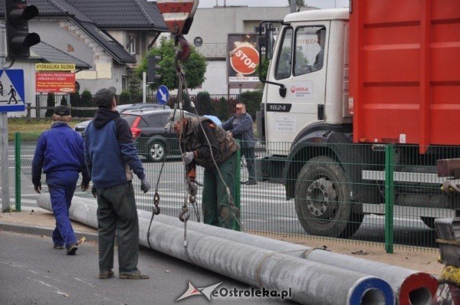 Zdarzenie na skrzyżowaniu Traugutta i Witosa: Betonowe słupy blokowały drogę (10.X.2011) - zdjęcie #18 - eOstroleka.pl