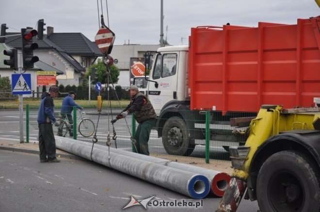 Zdarzenie na skrzyżowaniu Traugutta i Witosa: Betonowe słupy blokowały drogę (10.X.2011) - zdjęcie #19 - eOstroleka.pl