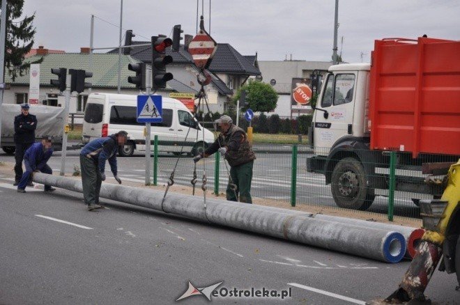 Zdarzenie na skrzyżowaniu Traugutta i Witosa: Betonowe słupy blokowały drogę (10.X.2011) - zdjęcie #20 - eOstroleka.pl