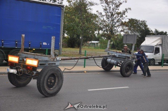 Zdarzenie na skrzyżowaniu Traugutta i Witosa: Betonowe słupy blokowały drogę (10.X.2011) - zdjęcie #21 - eOstroleka.pl