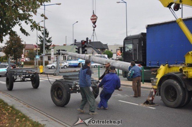 Zdarzenie na skrzyżowaniu Traugutta i Witosa: Betonowe słupy blokowały drogę (10.X.2011) - zdjęcie #22 - eOstroleka.pl