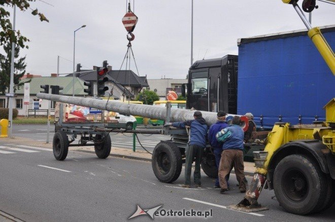 Zdarzenie na skrzyżowaniu Traugutta i Witosa: Betonowe słupy blokowały drogę (10.X.2011) - zdjęcie #1 - eOstroleka.pl