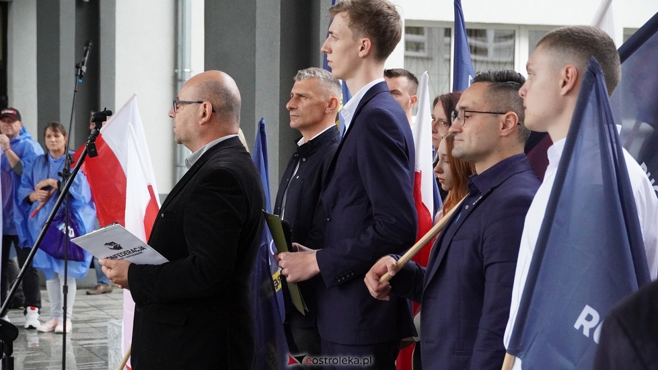 Stop imigacji - protest w Ostrołęce [19.07.2025] - zdjęcie #98 - eOstroleka.pl