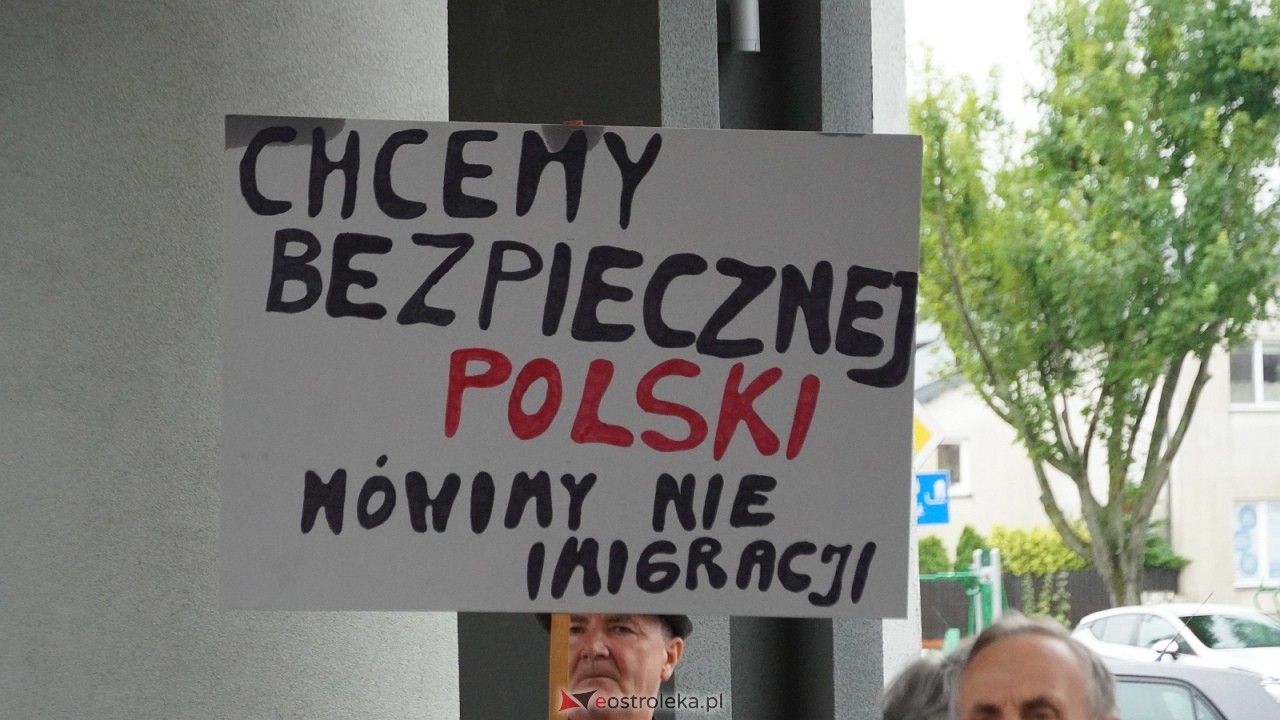 Stop imigacji - protest w Ostrołęce [19.07.2025] - zdjęcie #90 - eOstroleka.pl