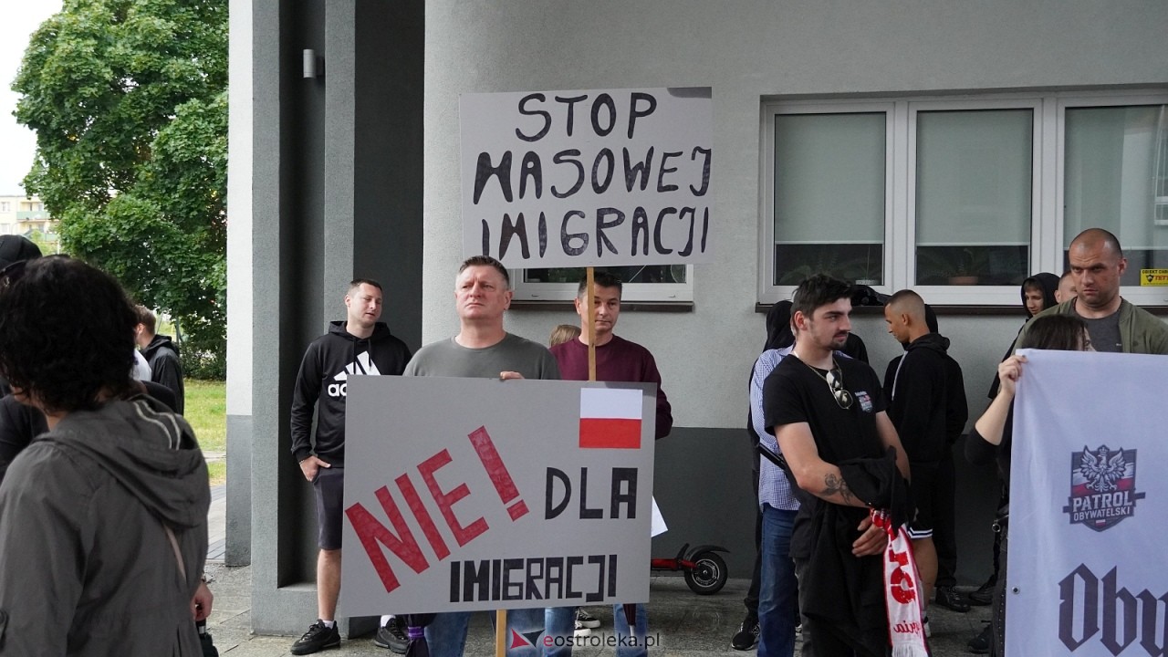 Stop imigacji - protest w Ostrołęce [19.07.2025] - zdjęcie #82 - eOstroleka.pl