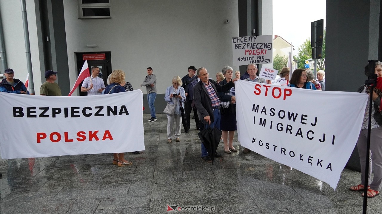 Stop imigacji - protest w Ostrołęce [19.07.2025] - zdjęcie #77 - eOstroleka.pl