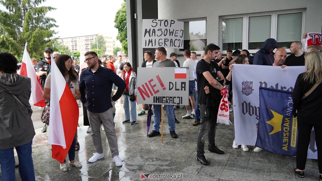 Stop imigacji - protest w Ostrołęce [19.07.2025] - zdjęcie #72 - eOstroleka.pl