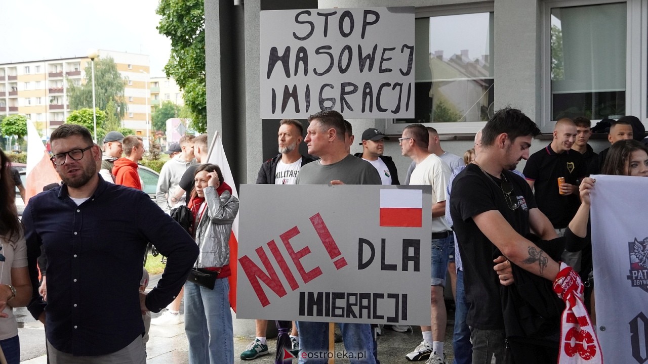 Stop imigacji - protest w Ostrołęce [19.07.2025] - zdjęcie #71 - eOstroleka.pl