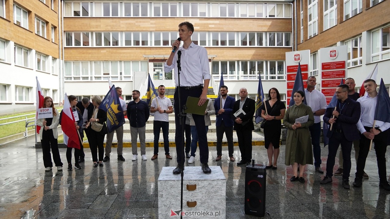 Stop imigacji - protest w Ostrołęce [19.07.2025] - zdjęcie #70 - eOstroleka.pl