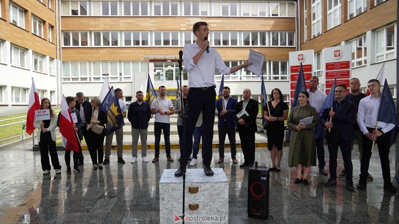 Stop imigacji - protest w Ostrołęce [19.07.2025] - zdjęcie #69 - eOstroleka.pl